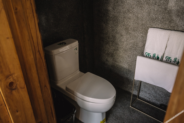 Bathroom 4, Chuyou Hostel, Hangzhou