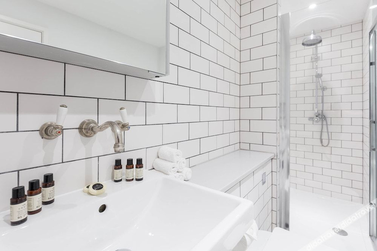 Bathroom 4, Urban Chic - Rathbone, London
