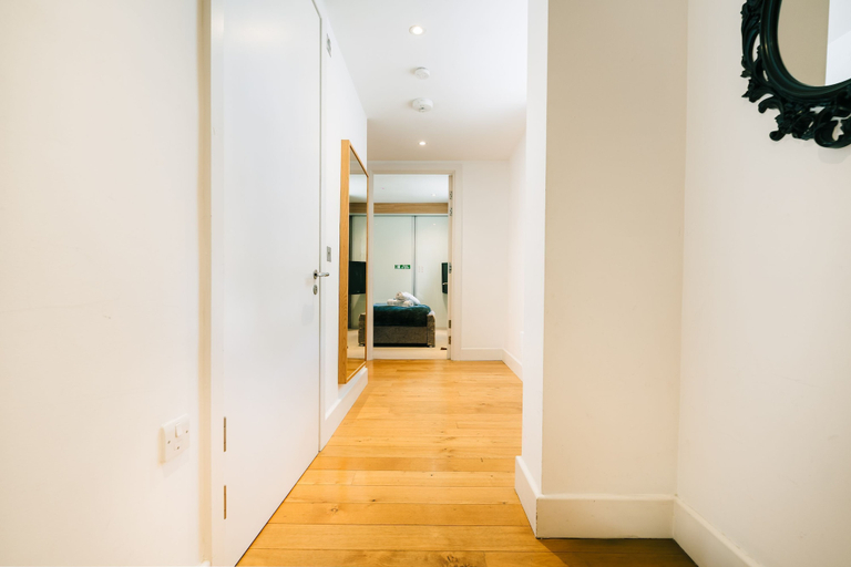Room 4, LUX Bloomsbury Flat By Holborn Covent Garden, London