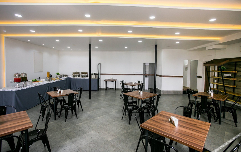 Food & Drinks 5, Sapphire Club Metro Hotel, Ernakulam