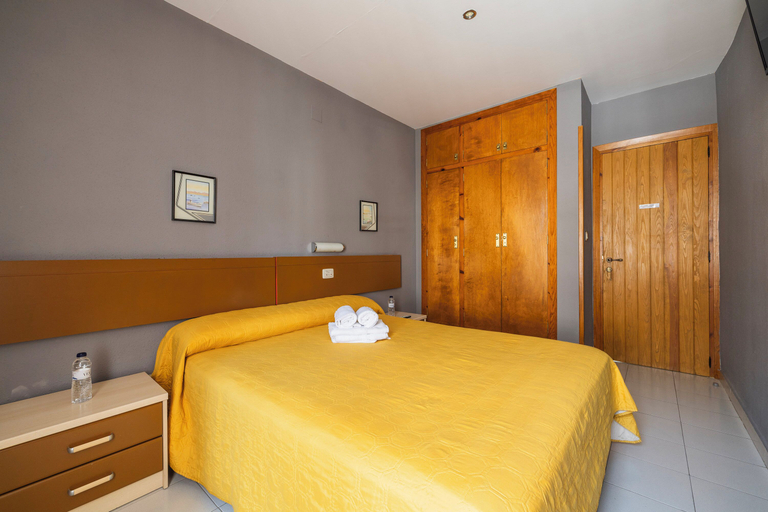 Bedroom 2, HOSTAL LOS VALLES, Huesca