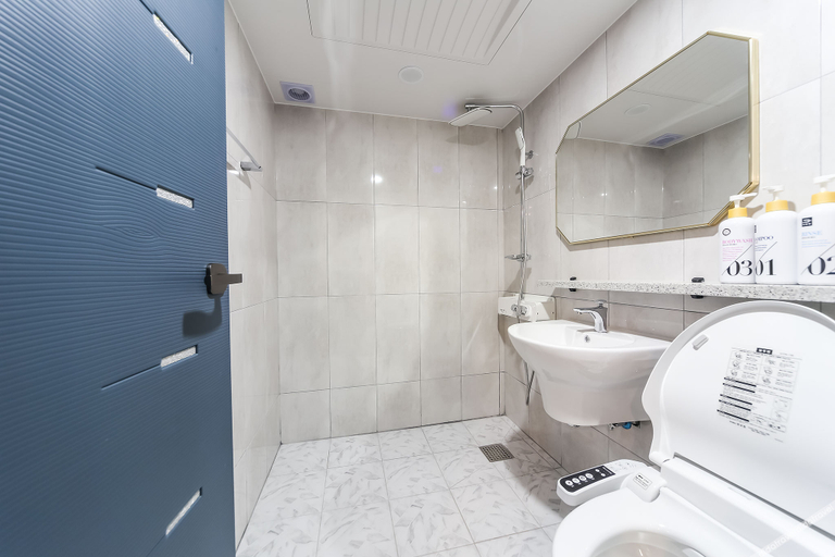 Bathroom 5, Gunsan H, Gunsan
