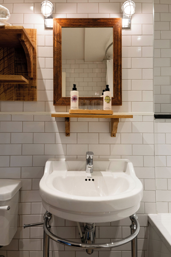 Bathroom 3, The White Hart, Hampshire