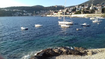 Others, Vijola, Hvar