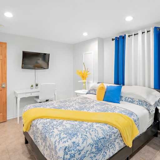 Room 4, HARMONY INN, McHenry