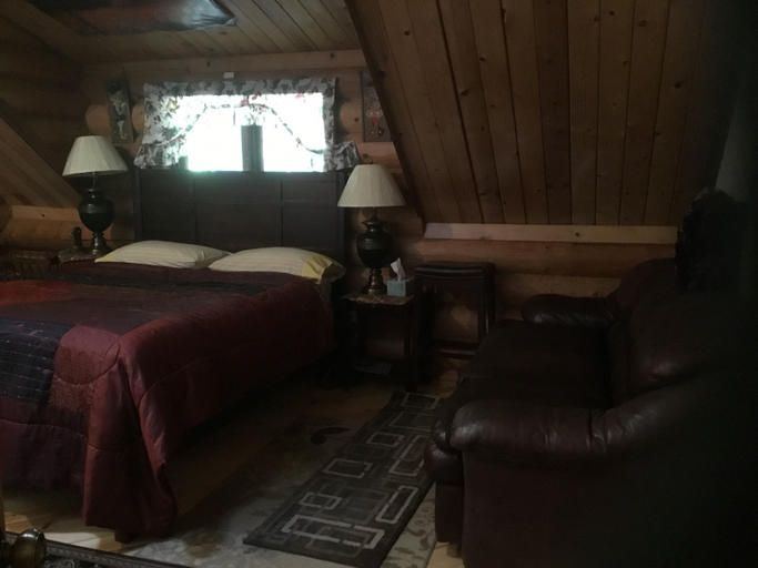 Bedroom 4, Redwood Log Cabin, Del Norte