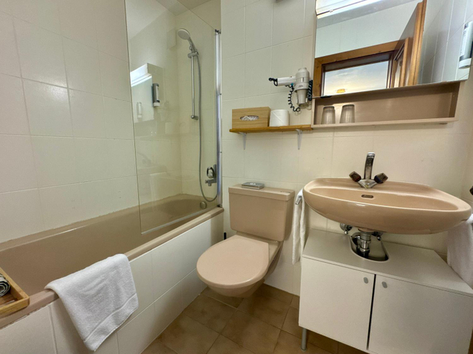 Bathroom, Ferienwohnungen Hotel Bellevue, Uri
