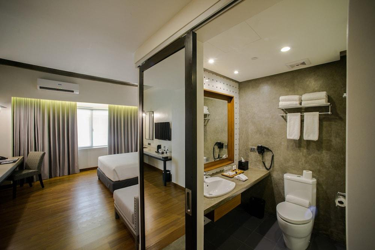 Bathroom 3, Double M Hotel, Valencia City