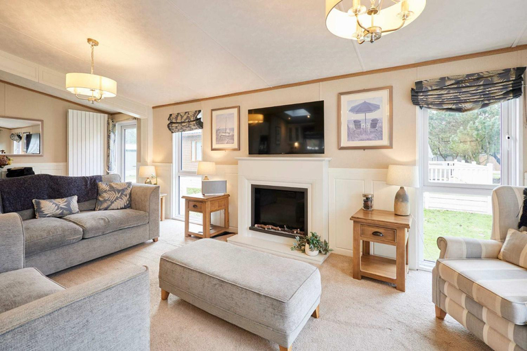 Others 5, Sutton Lodge with Hot Tub, East Riding of Yorkshire