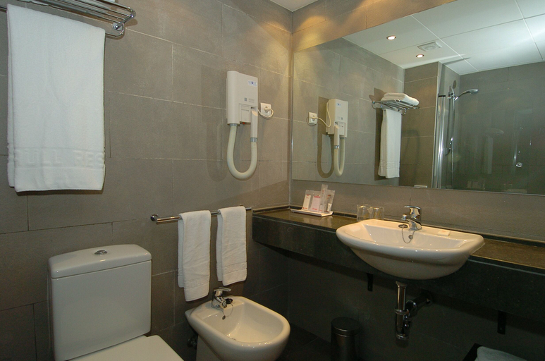 Bathroom 5, APARTHOTEL SIENTE Boí & SPA, Lleida