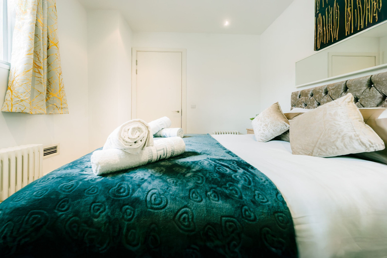Room 5, LUX Bloomsbury Flat By Holborn Covent Garden, London