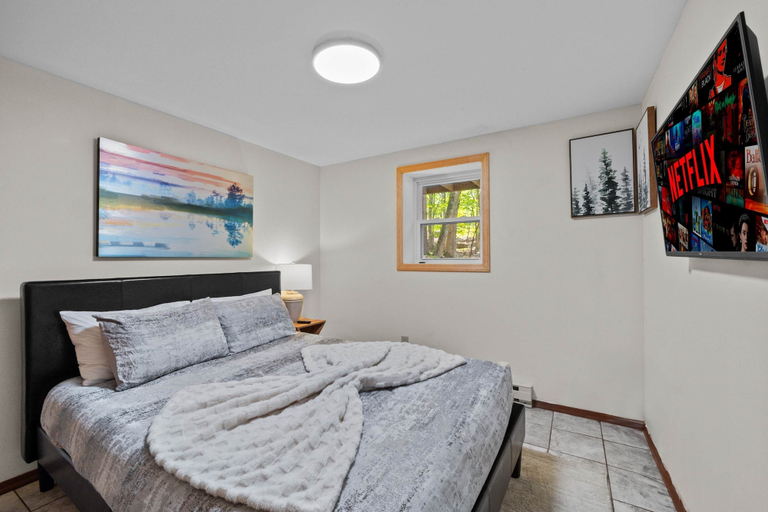 Room 3, Lakefront Escape w Hot Tub Sauna Game Room, Monroe
