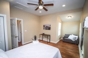 Others 2, Remodeled House Near Downtown 1br/1ba, Bexar