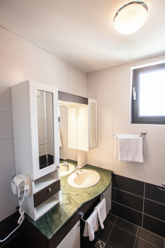 Bathroom, Villa Paradiso, Pojezerje