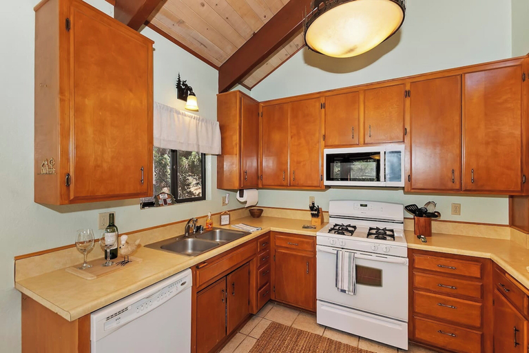 Others 4, Everwood Serenity Treehouse, San Bernardino