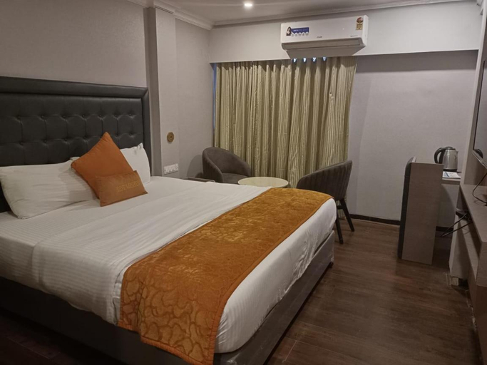 Bedroom 3, Hotel Highway Inn, Mumbai Suburban