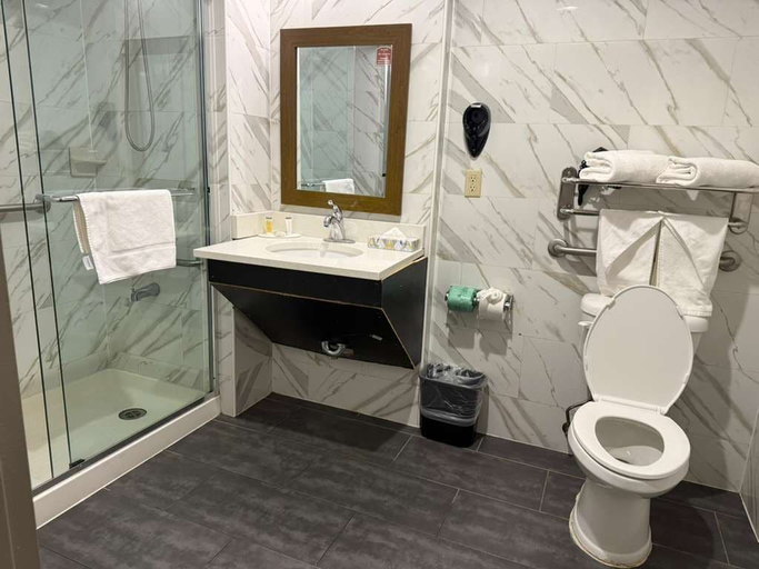 Bathroom 3, Days Inn by Wyndham Brooklyn Marine Park, New York