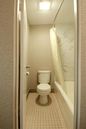 Bathroom 3, Town and Country INN, Benton