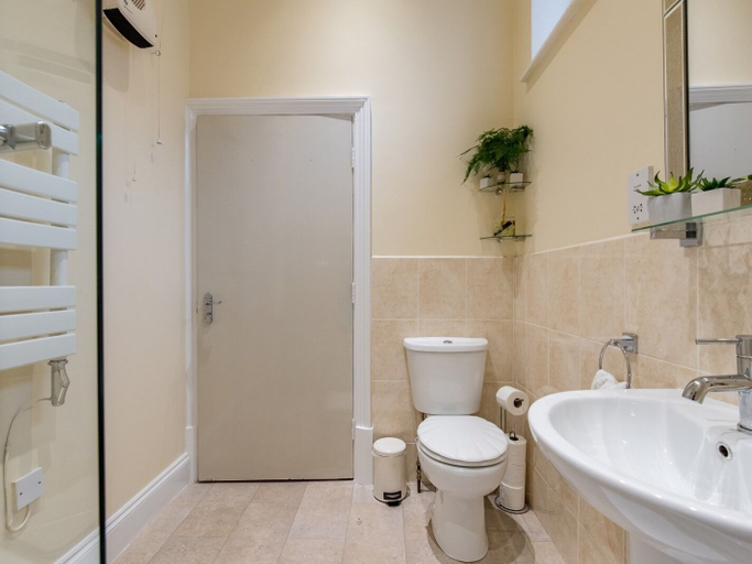 Bathroom 3, Church Lane Apartments, Lincolnshire
