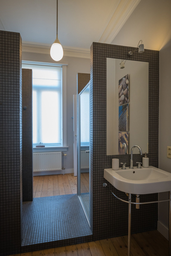 Bathroom 4, Garden of Eden, Antwerpen