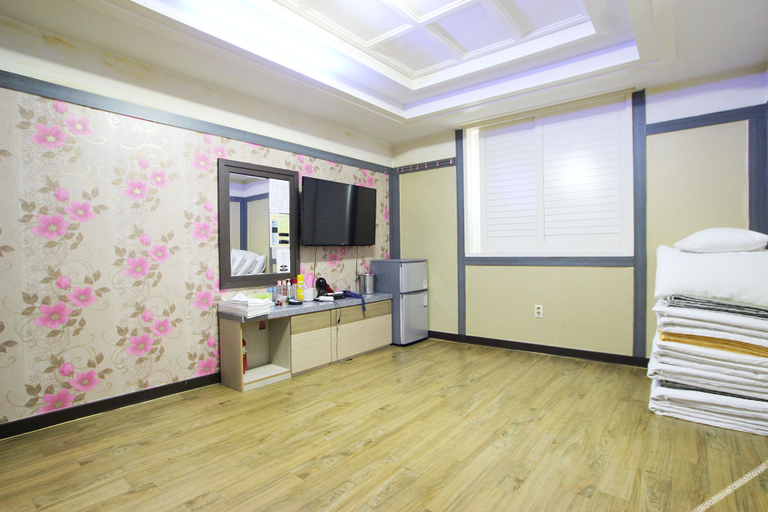 Bedroom 4, Ulleung Hwangje Hotel, Ulleung