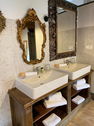 Bathroom 2, Le Moulin de Visargent, Saône-et-Loire