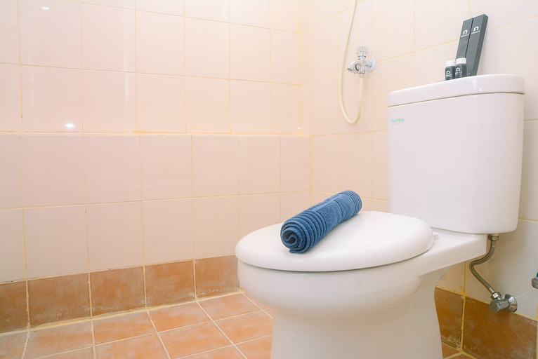 Bathroom 2, 2BR 풀리 퍼니시드 미니말리스트 바수라 시티 아파트먼트, East Jakarta