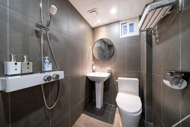 Bathroom 5, Hotel Picasso, Gangbuk