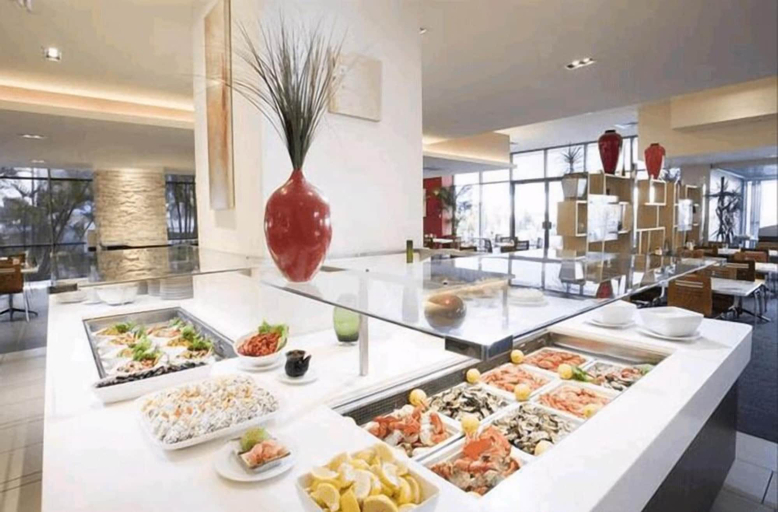 Food & Drinks 5, View Hotel - Private Apartments Hosted by Coastal Letting Co, Gold Coast