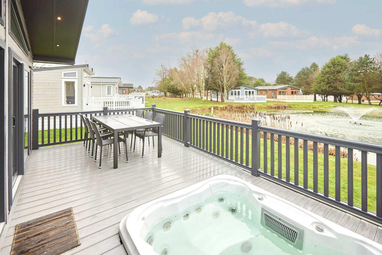 Others 3, The Waterhole Lodge with Hot Tub, East Riding of Yorkshire
