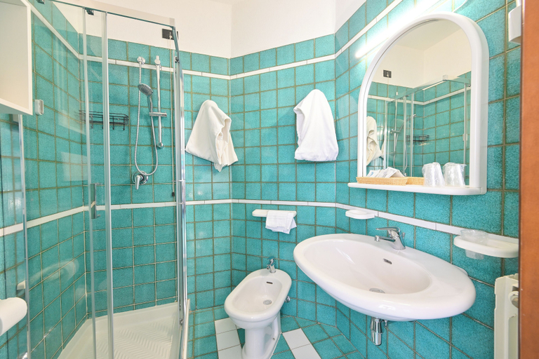 Bathroom 5, Hotel Annabelle, Napoli