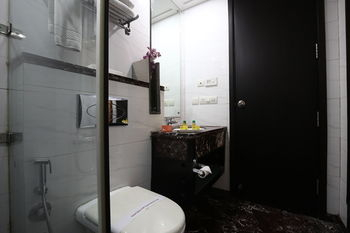 Bathroom, FabHotel New Friends Colony, Delhi