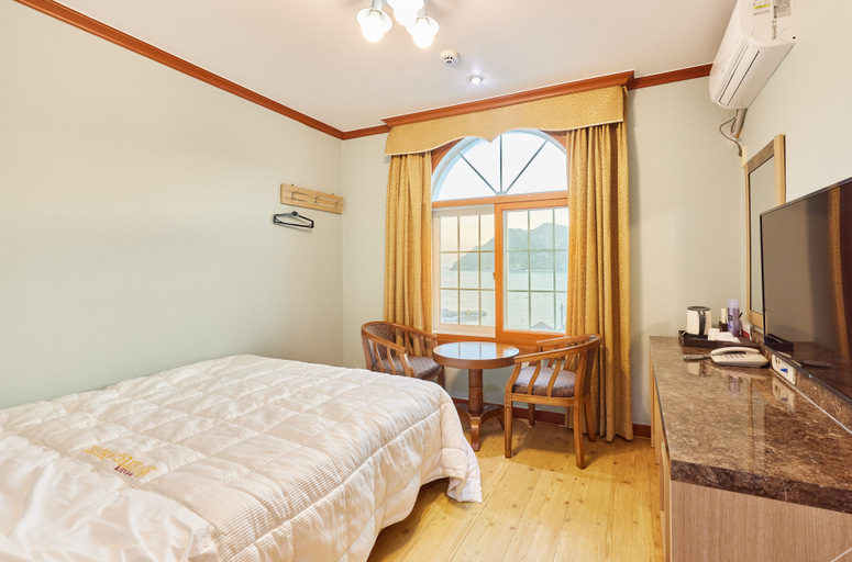 Bedroom, goheung hayannoeulpensyeon, Goheung