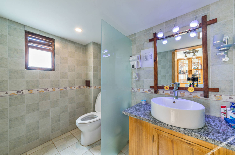 Bathroom 3, Lijiang Liangmiaiqing Inn, Lijiang