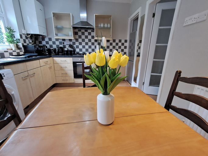 Private kitchen 3, 2 Bed Home - Parking, Wifi, Smart Tv, Nottingham