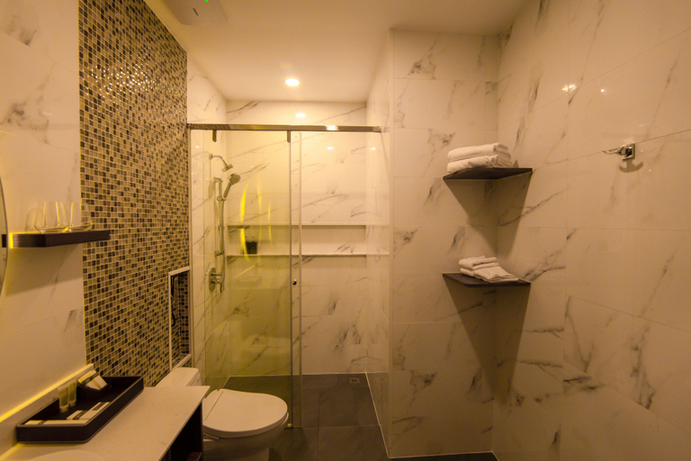 Bathroom, The Twin B Palace Hotel & Apartments, Phnom Penh