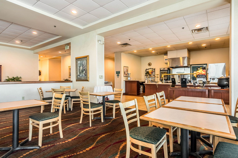 Food & Drinks, Clarion Suites Central, Dane