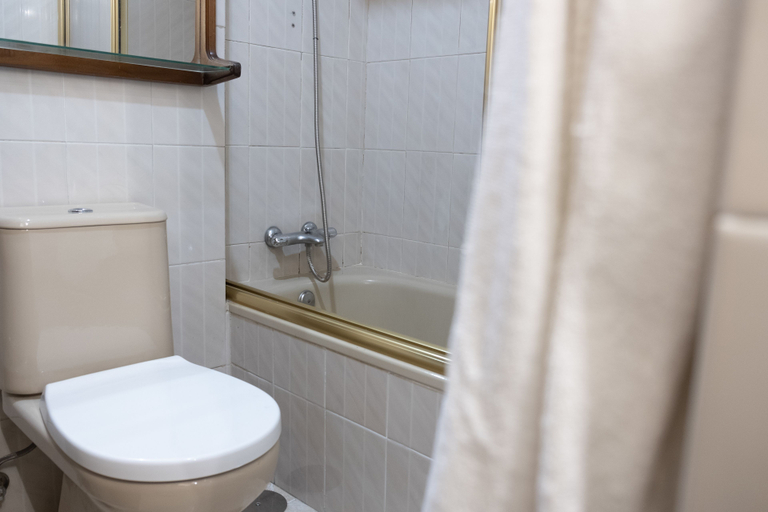 Bathroom 5, La Reina de Gran Via, Madrid