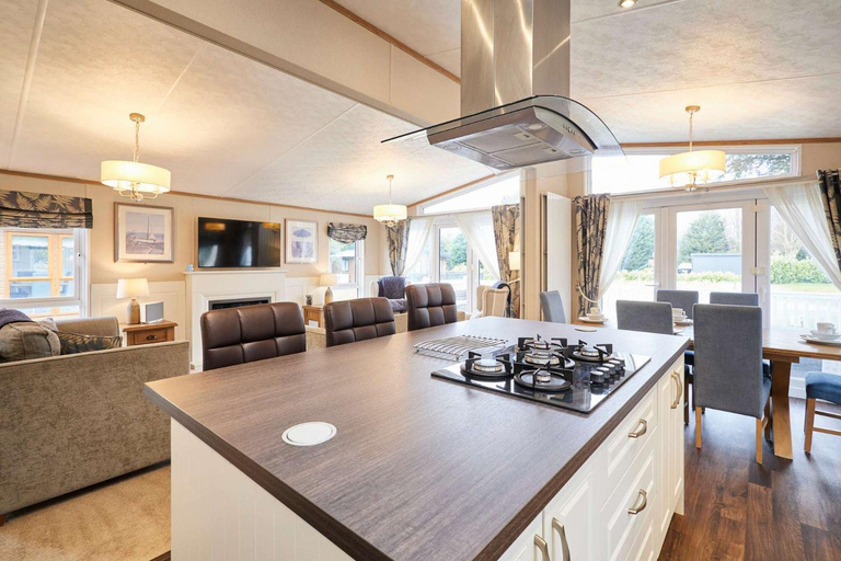 Others 4, Sutton Lodge with Hot Tub, East Riding of Yorkshire