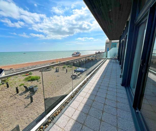 Room 3, Beachfront Penthouse 4 Bedroom in Hythe, Kent