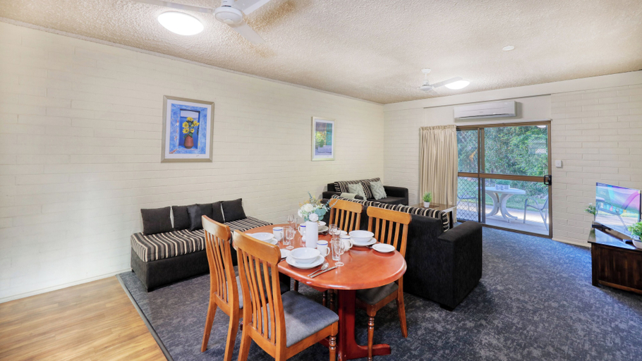 Dining room, Emerald Gardens Motel and Apartments, Emerald