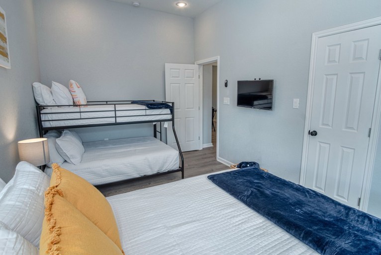 Bedroom 3, Cozy and Lovely 2BR 2BA Apt#a Near Lively Downtown, Bexar