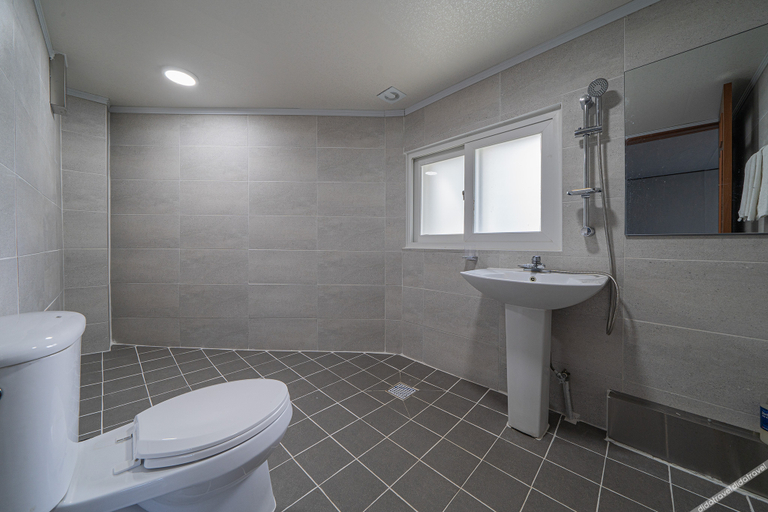 Bathroom 5, Gangneung Gyeongpodae New Hosu, Gangneung
