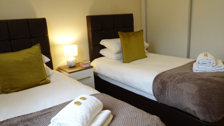 Others 5, Luxe Airport, Surrey