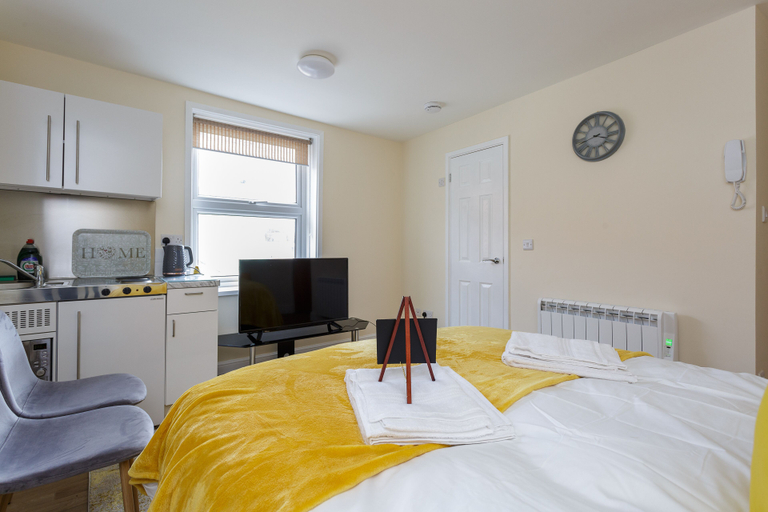 Others 2, St Mary's Modern Central Huge Studio Apartments, Southampton