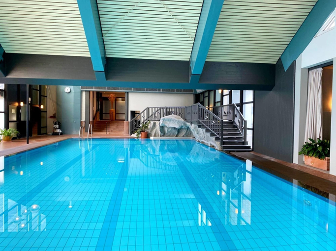 Pool, Spacious Holiday Home in Hambachtal Resort, Birkenfeld
