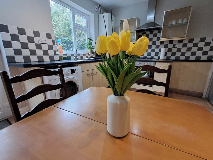 Private kitchen 4, 2 Bed Home - Parking, Wifi, Smart Tv, Nottingham