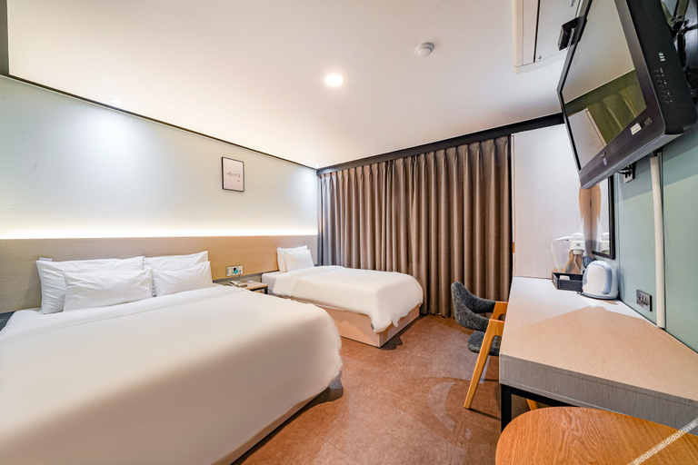 Bedroom 2, Busan Gangseo Sinhodong Hotel The May, Gangseo