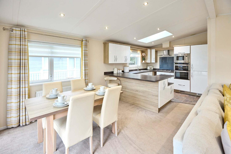 Others 5, The Waterhole Lodge with Hot Tub, East Riding of Yorkshire