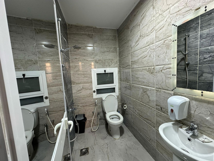 Bathroom 4, Cheers Hostel Cairo, Qasr an-Nil